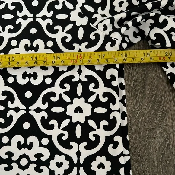 Lulu B UPF 50 Cooling Three Quarter Sleeve Top Black White Print NWT Size Small - Picture 4 of 9
